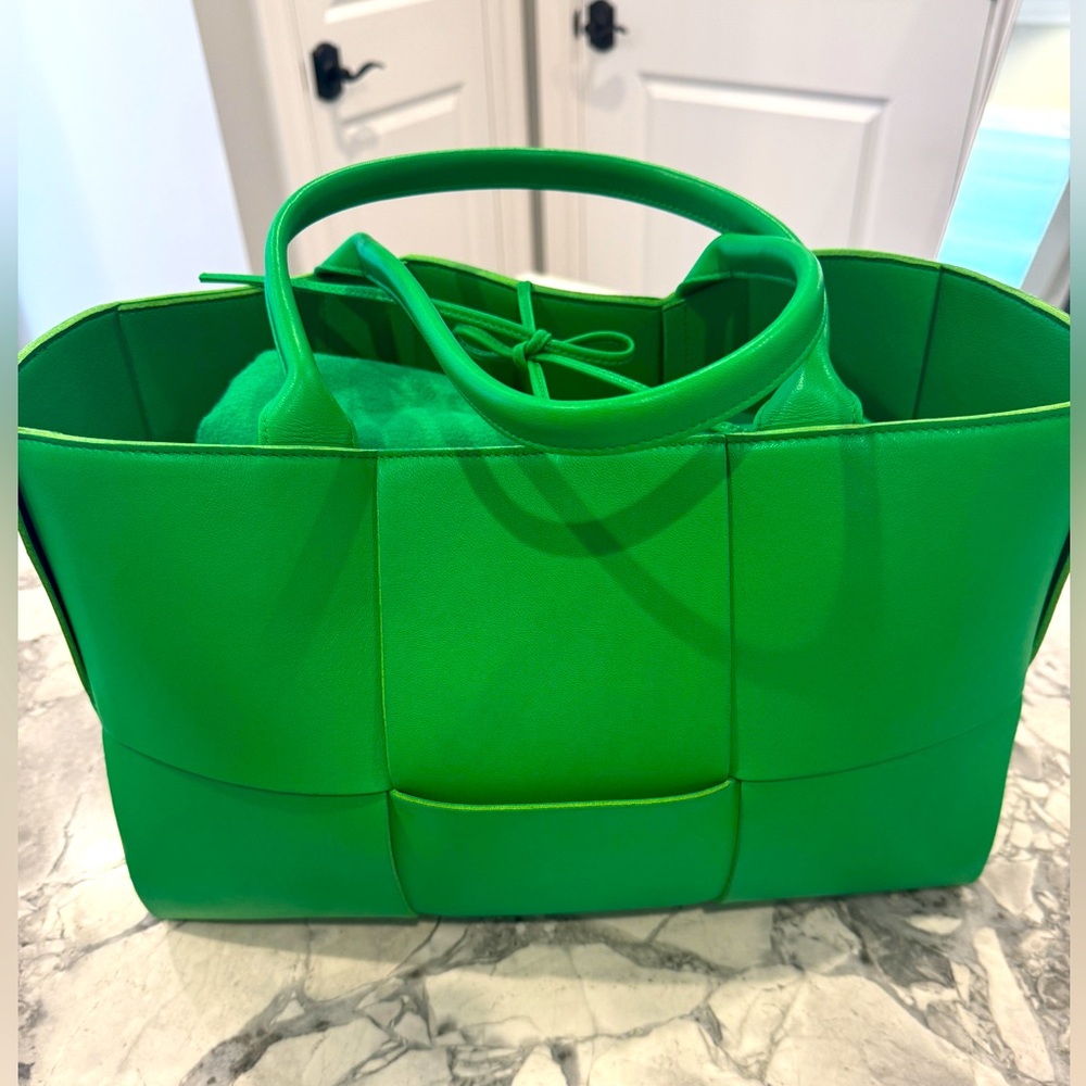 Bottega Venetia 
Maxi Intreccio Tote